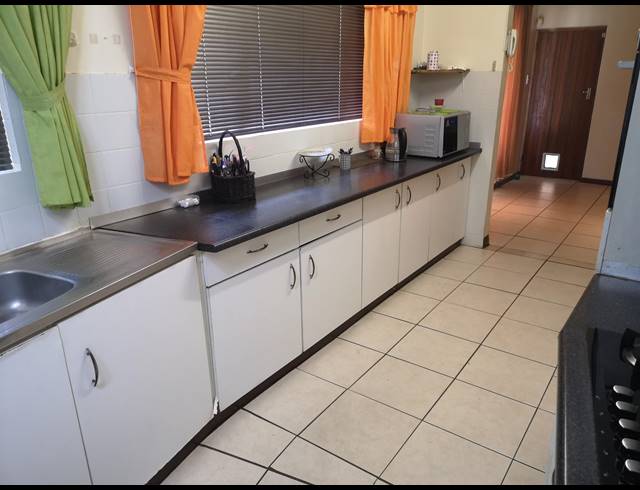 3 BEDROOM FREEHOLD TO LET IN BLACKRIDGE